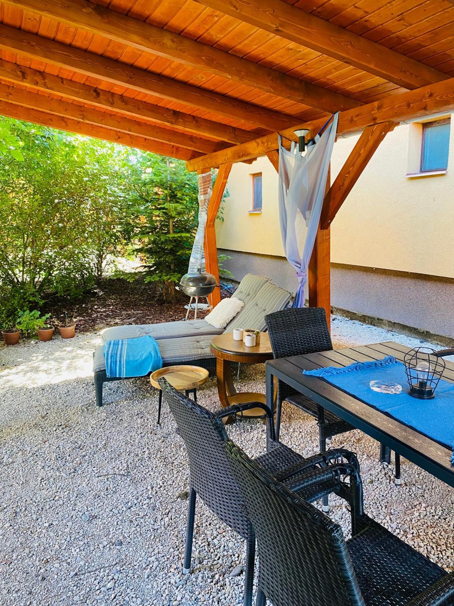 Borostyan Apartmanhaz Морахалом Экстерьер фото