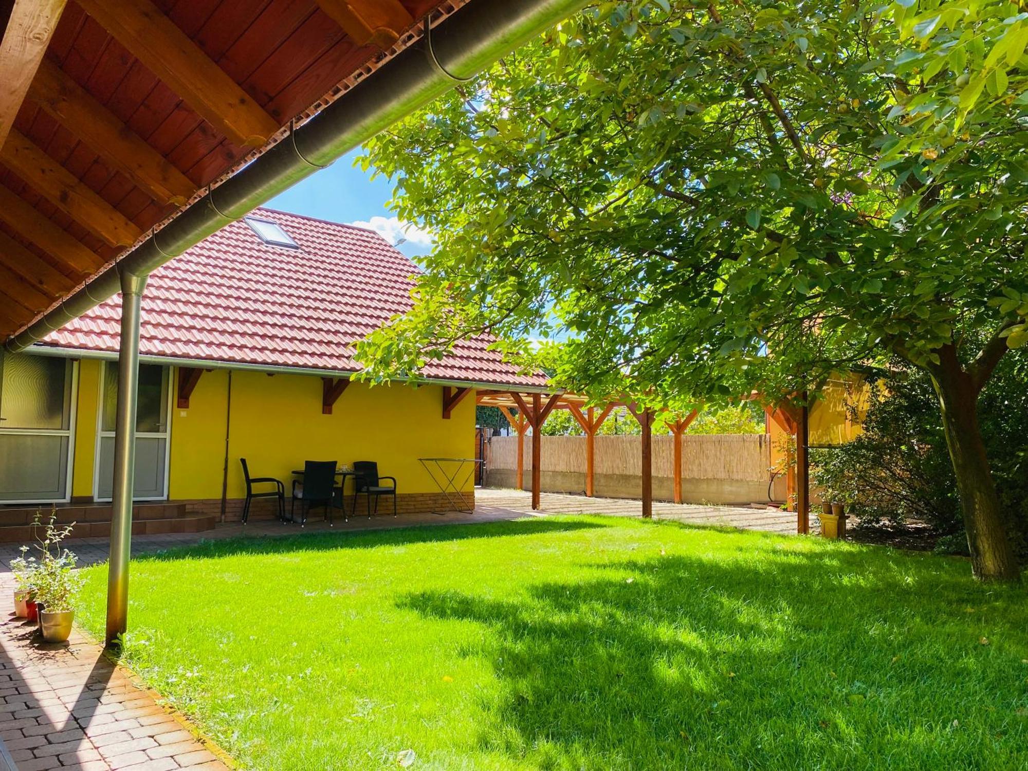 Borostyan Apartmanhaz Морахалом Экстерьер фото