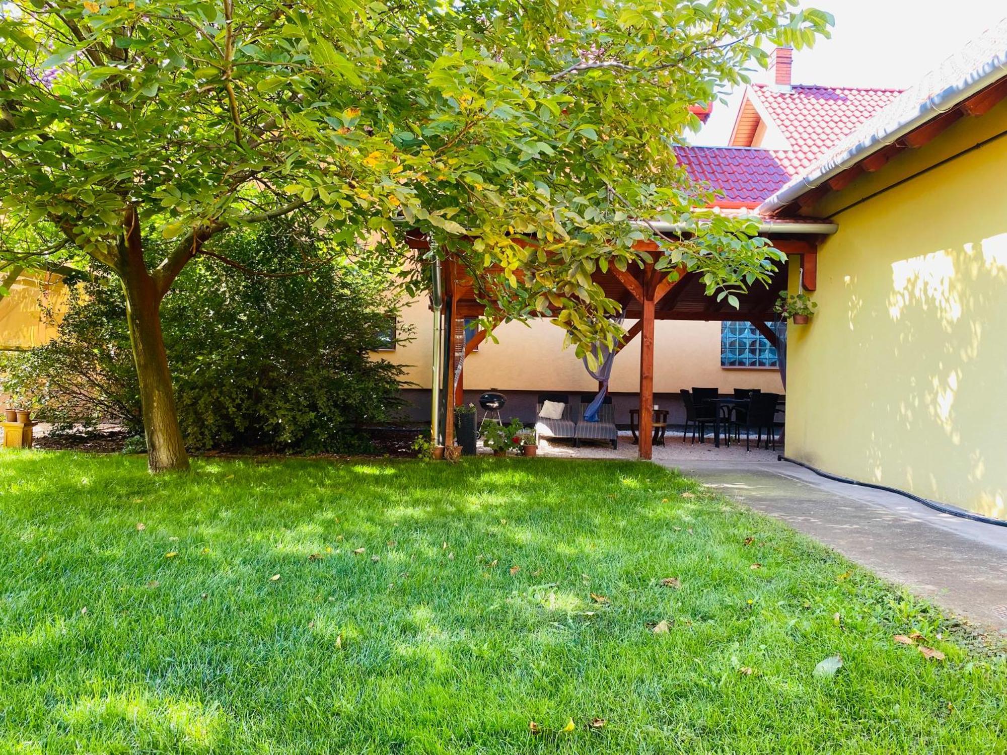 Borostyan Apartmanhaz Морахалом Экстерьер фото